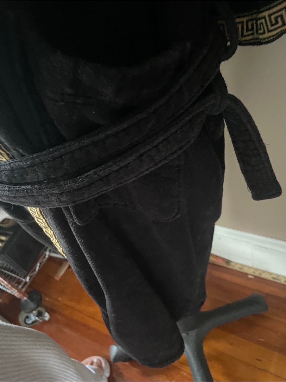 Cesar place Black Velvet Robe with Gold-Trim Detailing unisex!! - Picture 7 of 9